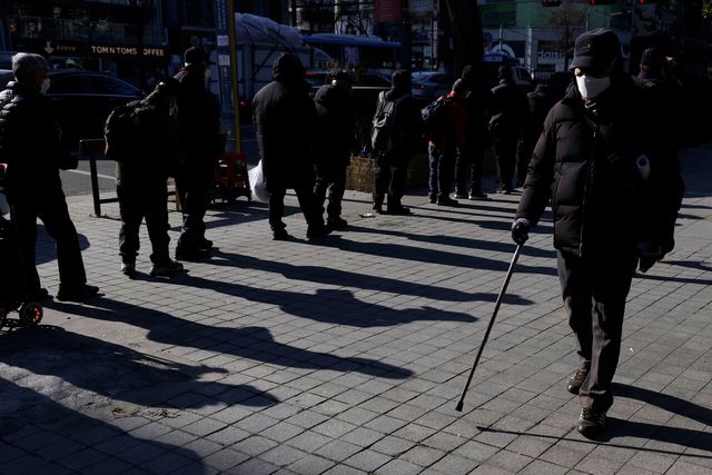 지난 24일 서울 종로구 탑골공원 인근에서 어르신들이 무료 도시락을 배급 받기 위해 대기하고 있다. [사진제공=뉴시스]<br>