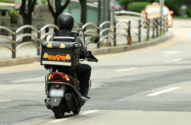  빠른 배송에 대한 수요가 높아지면서 온오프라인 유통업계에서 ‘즉시 배송’ 서비스를&nbsp;도입하는 모습이 나타나고 있다. [사진 출처=뉴시스]<br>