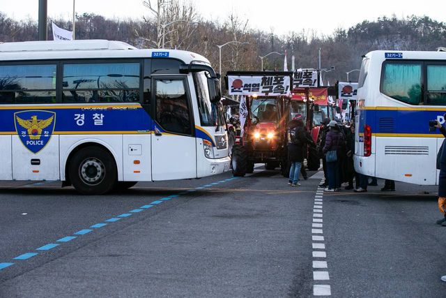지난 21일 서초구 방배동 남태령 고개에서 윤석열 대통령 구속 등을 촉구하는 ‘트랙터 상경 시위’가 경찰 차벽에 가로막혀 있다. [사진제공=전국민주노동조합총연맹]