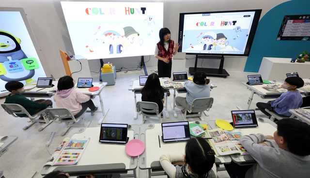지난 13일 AI 디지털교과서 도입을 앞두고 경기도 고양시 킨텍스에서 열린 ‘2024 대한민국 교육혁신 박람회’에서 초등학생들이 AI 교과서를 사용해 영어수업을 듣고 있다. [사진제공=뉴시스]