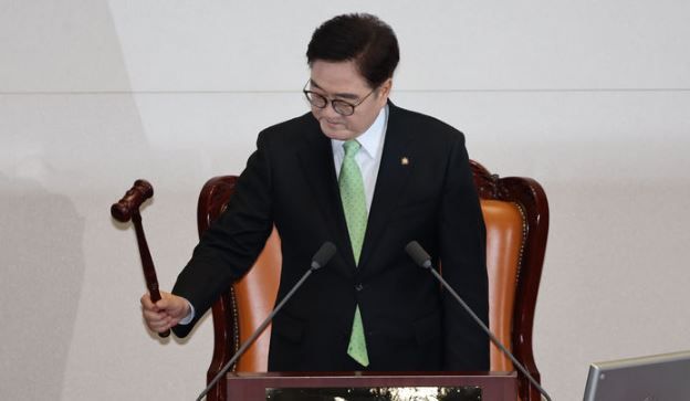 우원식 국회의장이 27일 오후 서울 여의도 국회에서 열린 제420회국회(임시회) 제2차 본회의에서 의사봉을 두드리고 있다.&nbsp;[사진출처=뉴시스]<br>