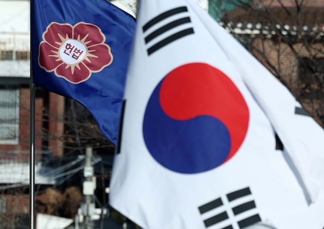 헌법재판소 깃발과 대한민국 국기가 바람에 날리고 있다. [사진제공=뉴시스]