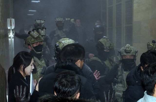 윤석열 대통령이 지난 3일 밤 비상계엄을 선포한 가운데, 4일 오전 서울 여의도 국회 내부로 계엄군이 진입하고 있다. [사진제공=뉴시스]