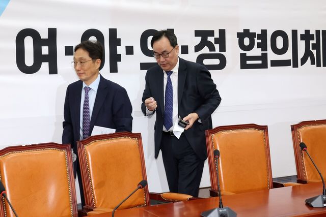 대한의학회 이진우 회장(오른쪽)과 의학전문대학원협회(KAMC) 이종태 이사장이 지난 1일 서울 여의도 국회에서 여야의정 협의체 4차 전체회의가 마친 뒤 진행된 기자회견을 마친 뒤 자리를 벗어나고 있다. [사진제공=뉴시스]<br>