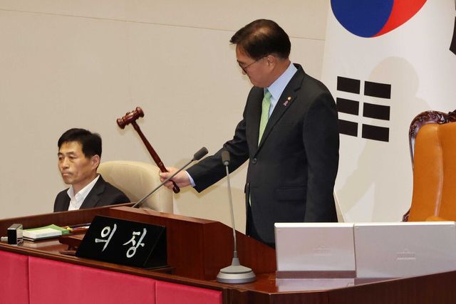 &nbsp;윤석열 대통령이 긴급 대국민 담화를 통해 비상계엄령을 발표한 가운데 4일 새벽 서울 여의도 국회에서 우원식 국회의장이 개의 선언을 하고 있는 모습 [사진제공=뉴시스]<br>