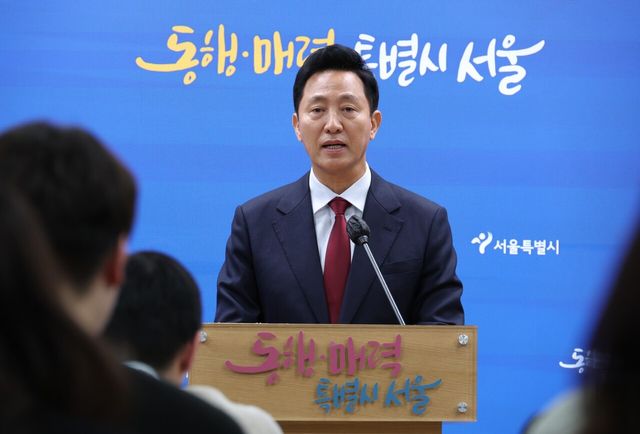 오세훈 서울시장이 지난 3일 서울 중구 서울시청 브리핑실에서 명태균 여론조작 사기사건 관련 기자간담회를 하고 있는 모습. [사진제공=뉴시스]<br>