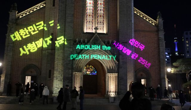 사형제도폐지 종교·인권·시민단체 연석회의가 2022년 11월 30일 서울 중구 명동대성당에서 세계 사형 반대의 날 20주년을 맞아 ‘사형제도 폐지 빔버타이징’ 조명 퍼포먼스를 선보이고 있다. [사진제공=뉴시스]<br>