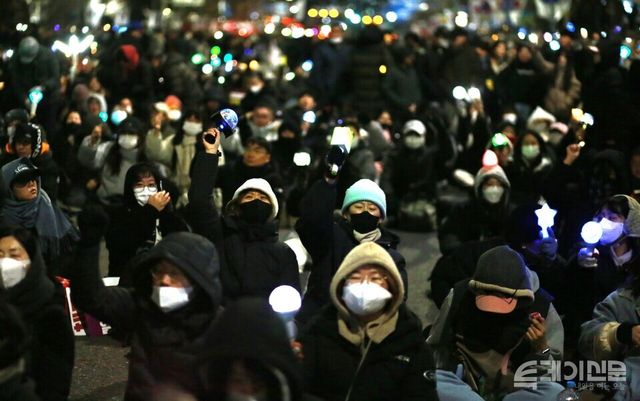 시민들이 지난 7일 서울 여의도 국회 앞에서 윤석열 대통령에 대한 탄핵소추안 통과를 촉구하고 있다. ⓒ투데이신문