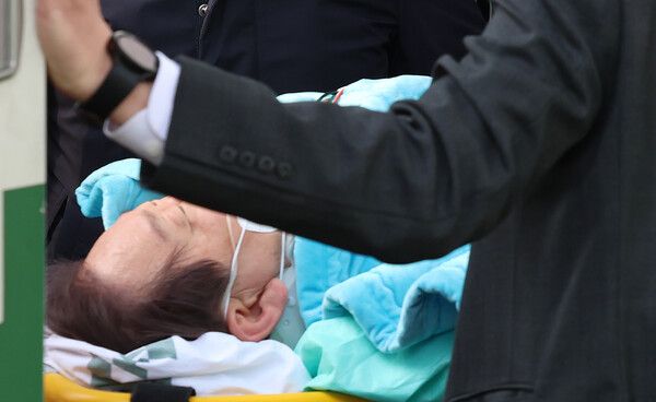 더불어민주당 이재명 대표가 지난 1월 2일 부산 가덕신공항 건설 예정지 현장방문 도중 흉기 피습을 당한 후 서울 종로구 서울대병원으로 이송되고 있다. [사진출처=뉴시스]