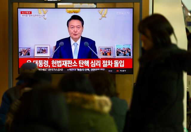 윤석열 대통령 탄핵안 가결 하루 뒤인 지난 15일 서울 용산구 서울역 대합실에서 시민들이 방영되는 뉴스를 보고 있다. [사진제공=뉴시스]