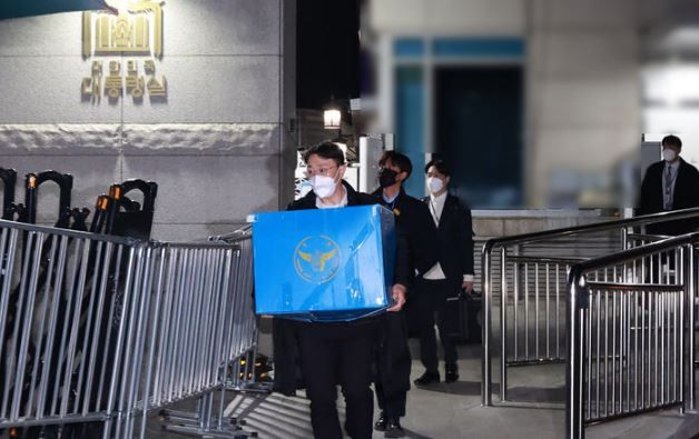 &nbsp;대통령실 압수수색에 나선 경찰 국가수사본부(국수본) 관계자들이 지난 11일 저녁 압수물 박스와 포렌식 장비 등을 들고 서울 용산 대통령실 민원실을 나서고 있다. 국수본은 이날 대통령실 압수수색에 나섰으나 대통령경호처가 진입을 허락하지 않으면서 일부 자료만을 임의제출 방식으로 넘겨받았다.&nbsp;[사진제공=뉴시스]<br>