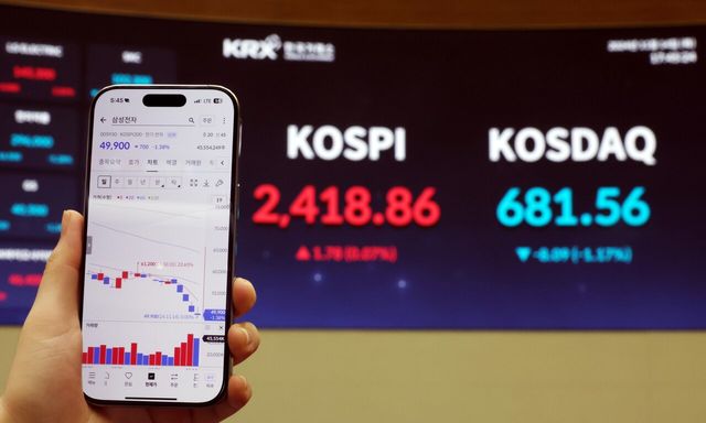 지난 11월 14일 서울 여의도 한국거래소 홍보관에서 직원이 삼성전자 주가가 표시된 화면을 보고 있다. [사진제공=뉴시스]