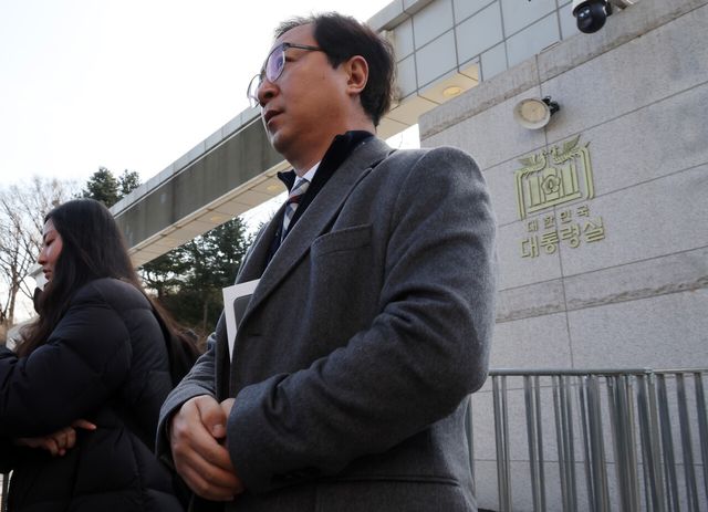 경찰 국가수사본부·고위공직자범죄수사처(공수처)·국방부 조사본부로 구성된 공조수사본부(공조본) 관계자가 지난 16일 서울 용산 대통령실을 방문해 윤석열 대통령 출석요구서를 전달하려 했지만 실패해 발길을 돌리고 있다. [사진 제공= 대통령실통신사진기자단/뉴시스]