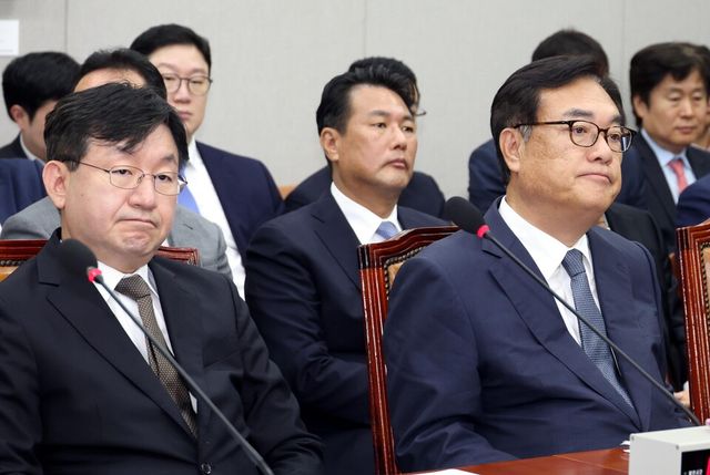 정진석 대통령비서실장과 성태윤(왼쪽) 대통령비서실 정책실장이 지난 7월 1일 서울 여의도 국회에서 열린 운영위원회의에서 의원들의 질의를 듣고 있다. [사진제공=뉴시스]