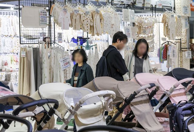 지난 10월 20일 서울 강남구 세텍에서 개최된 ‘2024 서울 하이베이비페어’를 방문한 시민들이 육아용품을 구경하고 있다. [사진제공=뉴시스]<br>