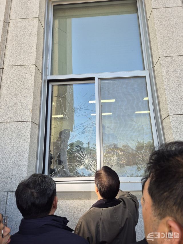 우원식 국회의장이 4일 국회에서 윤석열 대통령의 비상계엄 선포로 국회로 진입했던 계엄군이 파손한 유리창을 살펴보고 있다.&nbsp;ⓒ투데이신문