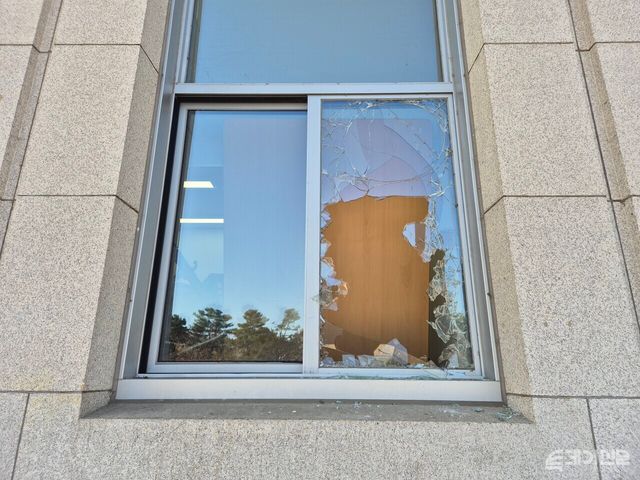 우원식 국회의장이 4일 오전 서울 여의도 국회에서 파손된 시설을 점검하고 있다. ⓒ투데이신문