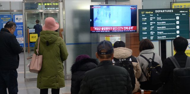 4일 윤석열 대통령이 비상계엄을 선포하고 6시간여 만에 해제한 뉴스를 시민들이 시청하고 있다. [사진제공=뉴시스]