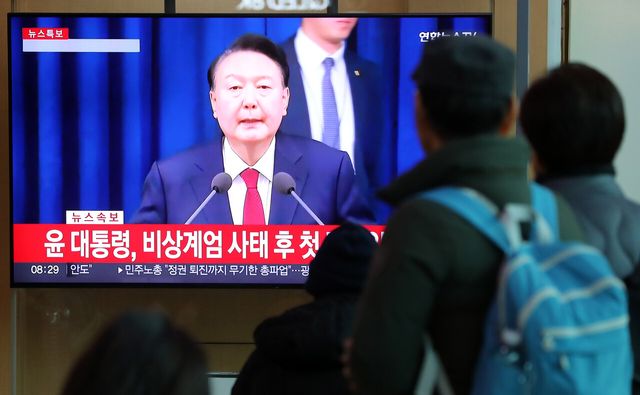윤석열 대통령이 비상계엄 해제를 선언한 4일 서울역 대합실에서 시민들이 이와 관련된 뉴스를 시청하고 있다. [사진제공=뉴시스]