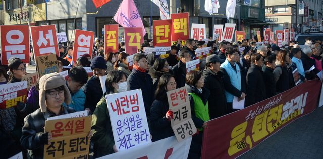 윤석열퇴진전북행동본부 관계자들이 4일 전북 전주시 관통로사거리에서 ‘비상계엄 선포 결의대회’를 진행하고 있다. [사진제공=뉴시스]