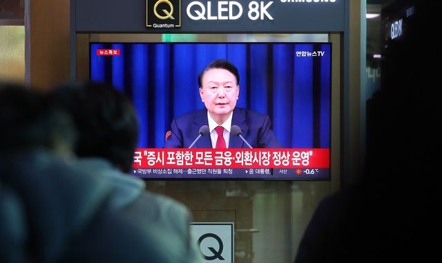 4일 윤석열 대통령이 선포한 비상계엄 관련 뉴스특보가 송출되고 있다. [사진제공=뉴시스]