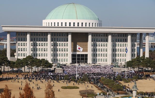 4일 여의도 국회 앞 현 정부를&nbsp;규탄하는 인파가 몰려 있다. [사진제공=뉴시스]<br>