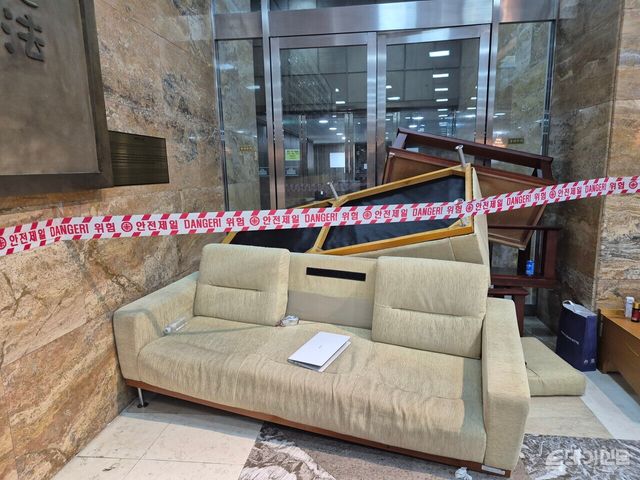 4일 오전 서울 여의도 국회 본관 내 시설들이 파손돼 있다. ⓒ투데이신문