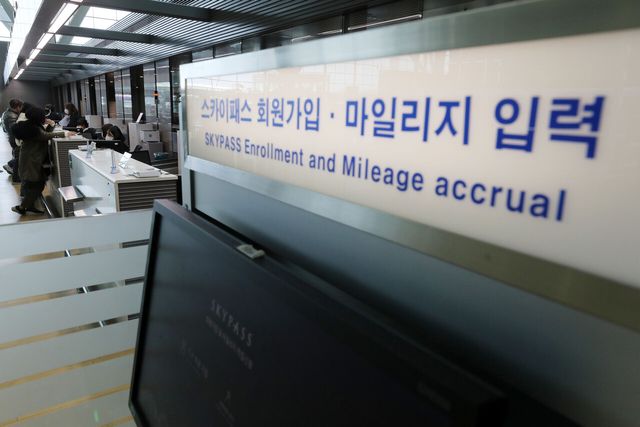 대한항공의 아시아나항공 인수가 마무리 단계에 접어들면서, 마일리지 통합 비율 산정에 대한 우려가 제기되고 있다. 이에 대한항공은 전문 컨설팅 업체와 협력해 합리적인 마일리지 전환 비율을 설정하고 있다. [사진출처=뉴시스]