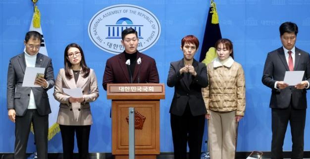 국민의힘 김재섭 의원을 비롯한 소장파 의원들이 5일 오후 서울 여의도 국회 소통관에서 윤석열 대통령 임기단축 개헌 제안 기자회견을 하고 있다. 왼쪽부터 김상욱, 김소희, 김 의원, 수어통역사, 김예지, 우재준 의원. [사진출처=뉴시스]<br>