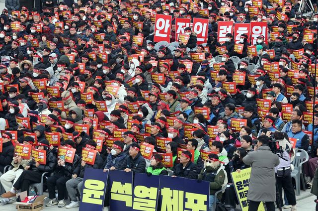 부산시 동구 부산역 광정에서 전국철도노동조합 조합원들이 총파업 출정식을 열고 있다. [사진제공=뉴시스]