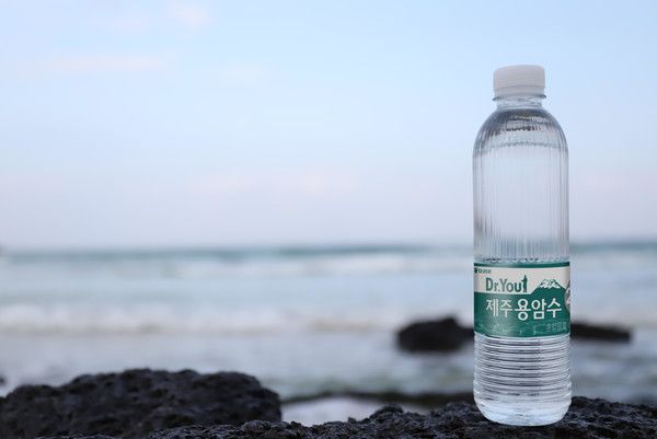 오리온은 지난 2019년 ‘닥터유 제주용암수’로 생수 시장에 출사표를 냈다. [사진 제공=오리온]<br>