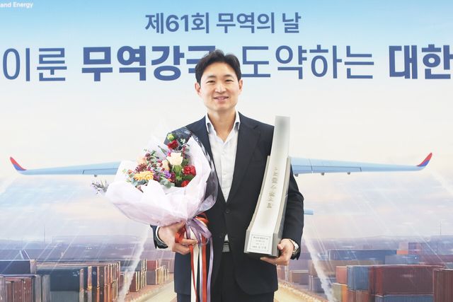 지난&nbsp;5일 서울 삼성동 코엑스에서 열린 ‘제61회 무역의 날 기념식’에서 코스맥스 이병주 대표가 ‘2억불 수출의 탑’을 수상한 뒤 기념사진을 촬영하고 있다. [사진 제공=코스맥스]<br>