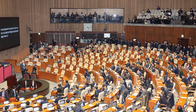 7일 오후 서울 여의도 국회에서 열린 제418회국회(정기회) 제17차 본회의에서 국회의원들이 ‘김건희 여사 특검법’에&nbsp;투표하고 있다. [사진제공=뉴시스]
