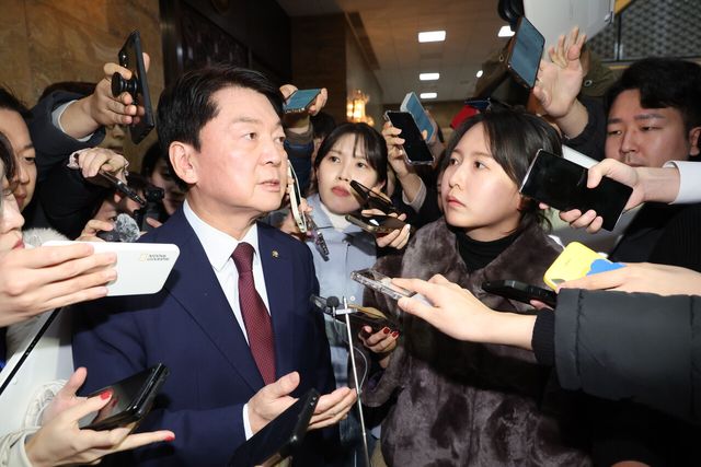 지난 6일 오후 안철수 국민의힘 의원이 서울 여의도 국회에서 열린 의원총회 도중 나와 취재진의 질문에 답하고 있는 모습. [사진제공=뉴시스]<br>