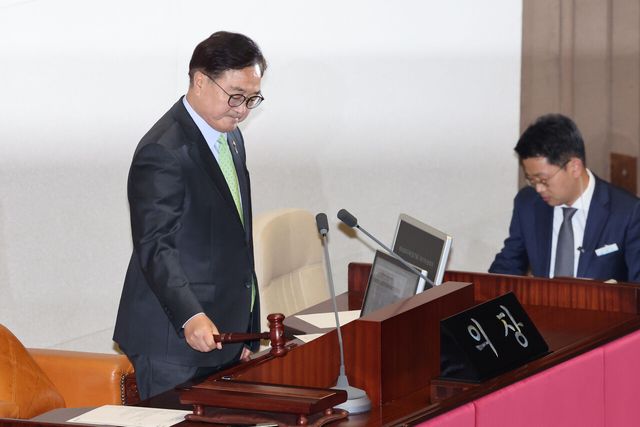 우원식 국회의장이 7일 오후 서울 여의도 국회에서 열린 본회의에서 의사봉을 두드리고 있는 모습. [사진제공=뉴시스]<br>