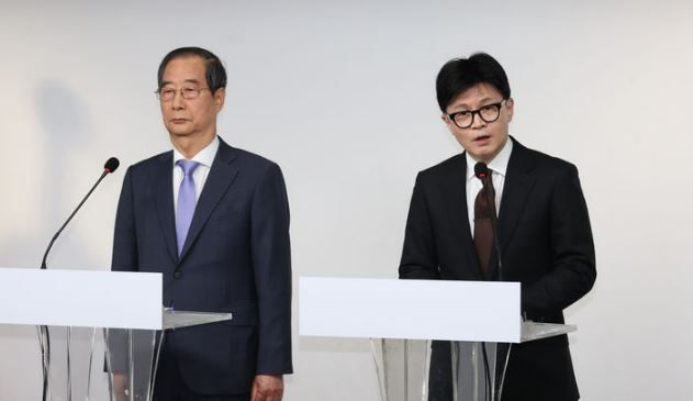 국민의힘 한동훈 대표와 한덕수 국무총리가 8일 서울 여의도 국민의힘 당사에서 대국민 공동 담화를 하고 있다. [사진출처=뉴시스]<br>