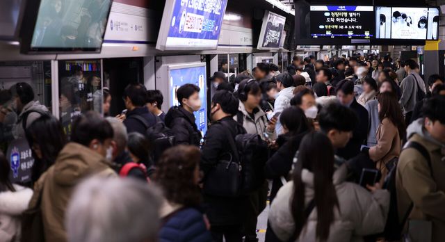 내용과 관계 없는 사진. 지하철을 이용하는 승객 모습. [사진출처=뉴시스]