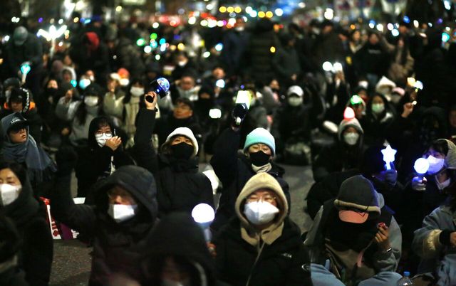 시민들이 지난 7일 서울 여의도 국회 앞에서 윤석열 대통령에 대한 탄핵소추안 통과를 촉구하고 있다. ⓒ투데이신문
