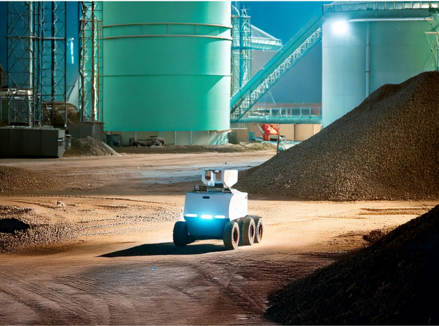 삼표그룹이 자율주행 기반 순찰 로봇을 투입해 24시간 대형 트럭과 작업자의 안전 관리를 점검한다. [사진 제공 = 삼표그룹]&nbsp;<br>