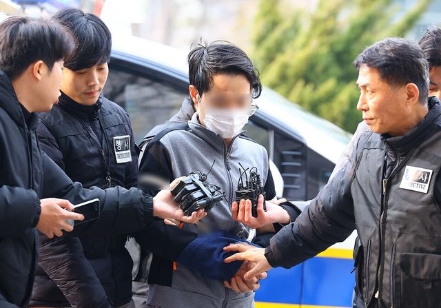 만취 상태로 50대 어머니를 살해해 존속살해 혐의를 받고 있는 30대 A씨가 지난 11일 경기 고양시 의정부지방법원 고양지원에서 구속 전 피의자심문(영장실질심사)를 받기 위해 법원에 들어오고 있다. 제공=뉴시스]