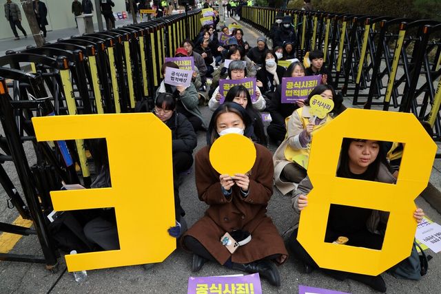 제1638차 일본군 성노예제 문제 해결을 위한 정기 수요시위가 진행된 지난 6일 서울 종로구 주한 일본 대사관 인근에서 시위 참가자들이 일본 정부의 공식 사과와 배상을 촉구하고 있다. [사진제공=뉴시스]