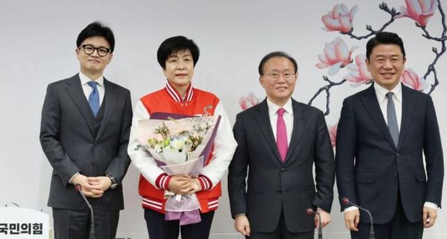 (왼쪽부터) 국민의힘 한동훈 비상대책위원장, 김영주 국회부의장, 윤재옥 국민의힘 원내대표, 유의동 정책위의장이 지난 4일 서울 여의도 국민의힘 당사에서 열린 김 부의장 입당식에 참석해 기념촬영 하고 있다.[사진출처=뉴시스]&nbsp;<br>