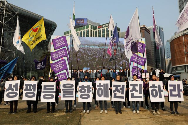 3.8 세계 여성의 날을 앞둔 지난 3월 4일 서울 중구 서울광장 앞에서 한국여성단체연합 회원들이 집회에 참석해 있다. &nbsp;[사진제공=뉴시스]<br>