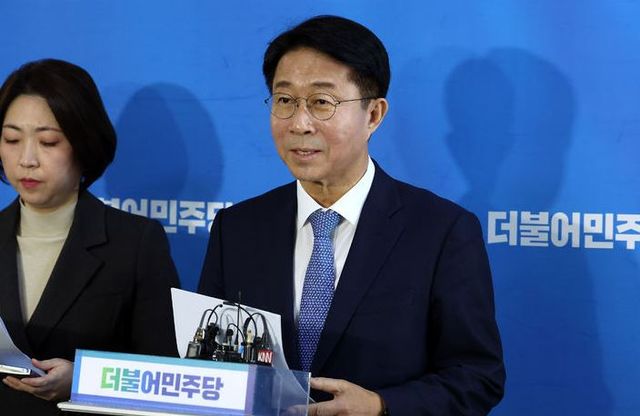 더불어민주당 조정식 사무총장이 19일 사의를 표명했다.[사진출처=뉴시스]<br>