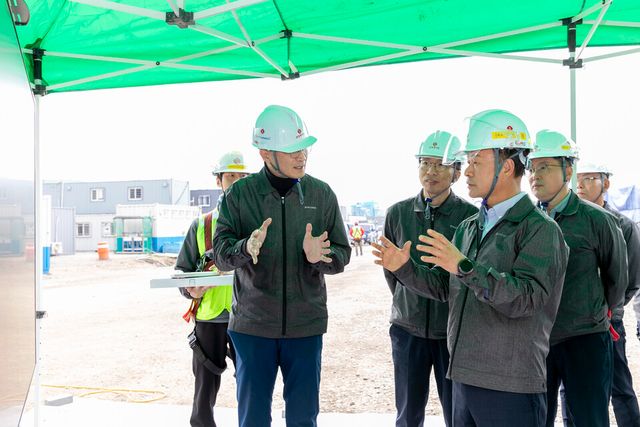 롯데케미칼 이훈기 대표이사 사장이 현장 직원들과 대화를 나누고 있다. [사진제공=롯데케미칼]