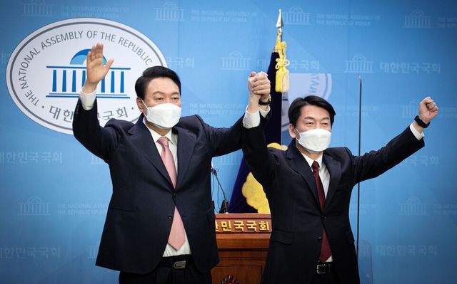 지난 2022년 3월 3일 안철수 당시 국민의당 대선 후보가 서울 여의도 국회 소통관에서 윤석열 국민의힘 대선 후보와의 단일화 기자회견을 마친 후 윤 후보와 함께 손을 들어 올리고 있다. [사진출처=뉴시스]