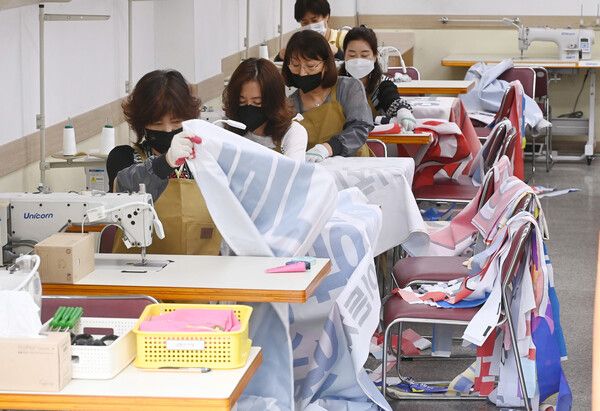 지난 2022년 6월 경기도 수원시 팔달구 수원시가족여성회관에서 경기도여성단체협의회 회원 등 관계자들이 전국동시지방선거 기간동안 게시됐던 폐현수막을 재활용해 낙엽 수거 자루를 만들고 있다. [사진제공=뉴시스]