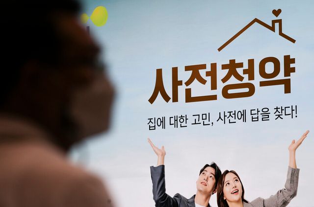 3기 신도시 사전청약 일반공급 접수가 시작된 지난 2021년 8월 4일 서울 송파구 복정역 인근에 위치한 한 현장접수처에서 시민들이 현장 접수를 위해 대기하고 있다. [사진제공=뉴시스]