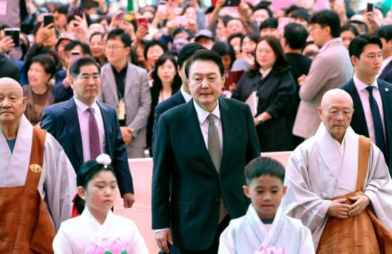 윤석열 대통령이 15일 서울 종로구 조계사에서 열린 불기 2568년 부처님오신날 봉축법요식에 입장하고 있다. [사진출처=뉴시스]<br>