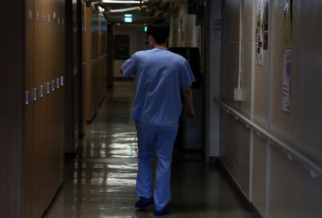 지난 20일 서울 소재 모 대학병원 전공의 사용 공간에서 의료진이 걸음을 옮기고 있다. [사진제공=뉴시스]<br>